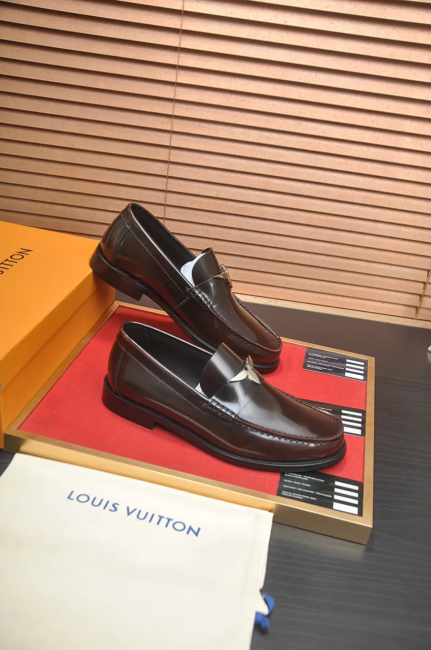 Men's men's shoes 💰560💶 [LV] (original single cowhide lining) 🍀LV's latest genuine leather business suit shoes are launched simultaneously on the official website. The first-layer cowhide imported from Italy is made of heavy gold, 💥1:1 rubber outsole from the official website. Versatile to wear, high-end without losing class, and the color combination is extraordinary. This four-season style is alluring when worn on your feet, showing off your big-name flair. Standard code 38-44 (45 customized)
